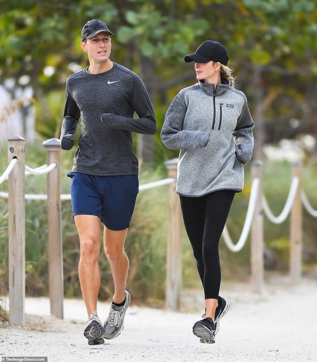 41岁伊万卡久违和丈夫晨跑,大长腿惹眼,金龟婿"抛弃"了岳父