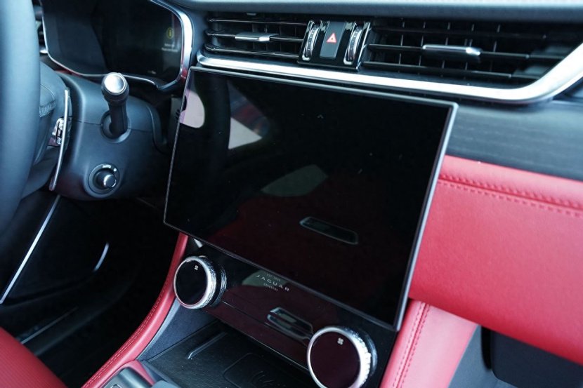 它和宝马X3你选谁？2024款捷豹F-PACE到店实拍