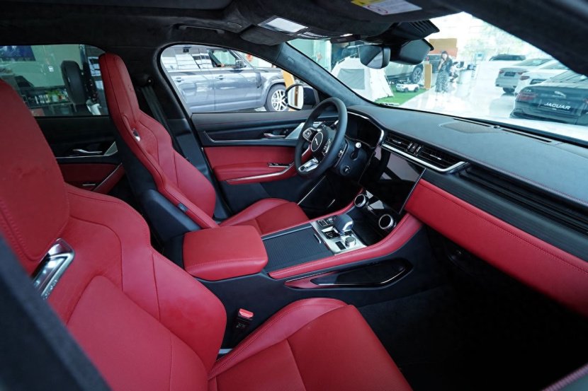 它和宝马X3你选谁？2024款捷豹F-PACE到店实拍