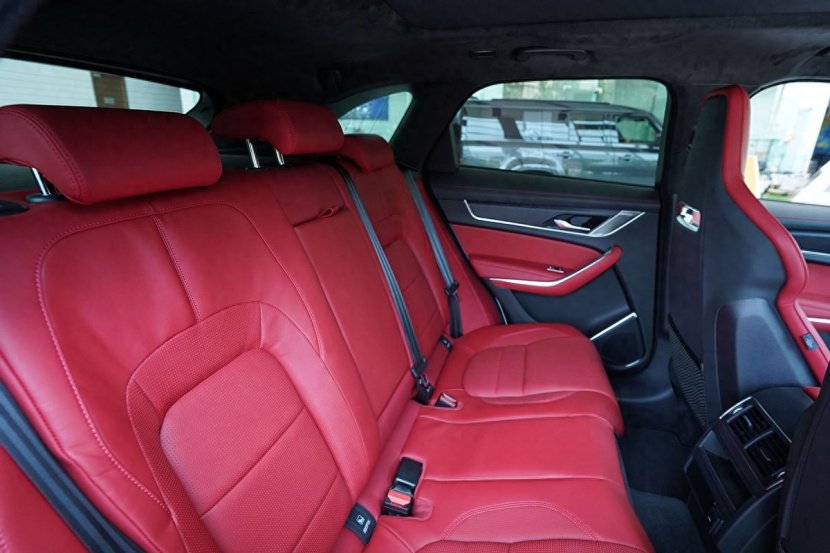 它和宝马X3你选谁？2024款捷豹F-PACE到店实拍