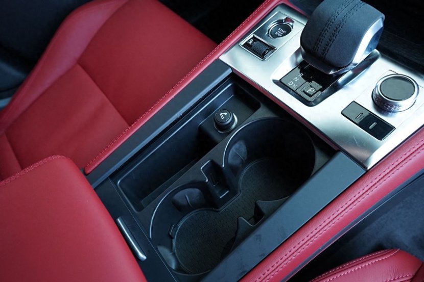 它和宝马X3你选谁？2024款捷豹F-PACE到店实拍