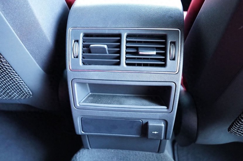 它和宝马X3你选谁？2024款捷豹F-PACE到店实拍