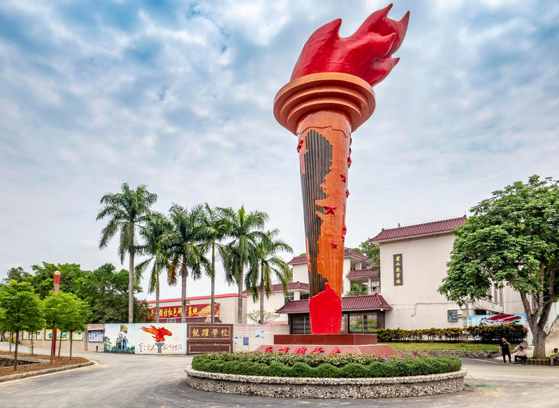 这个全身通红的火炬雕塑屹立在村中心,与周围党群服务中心以及党员