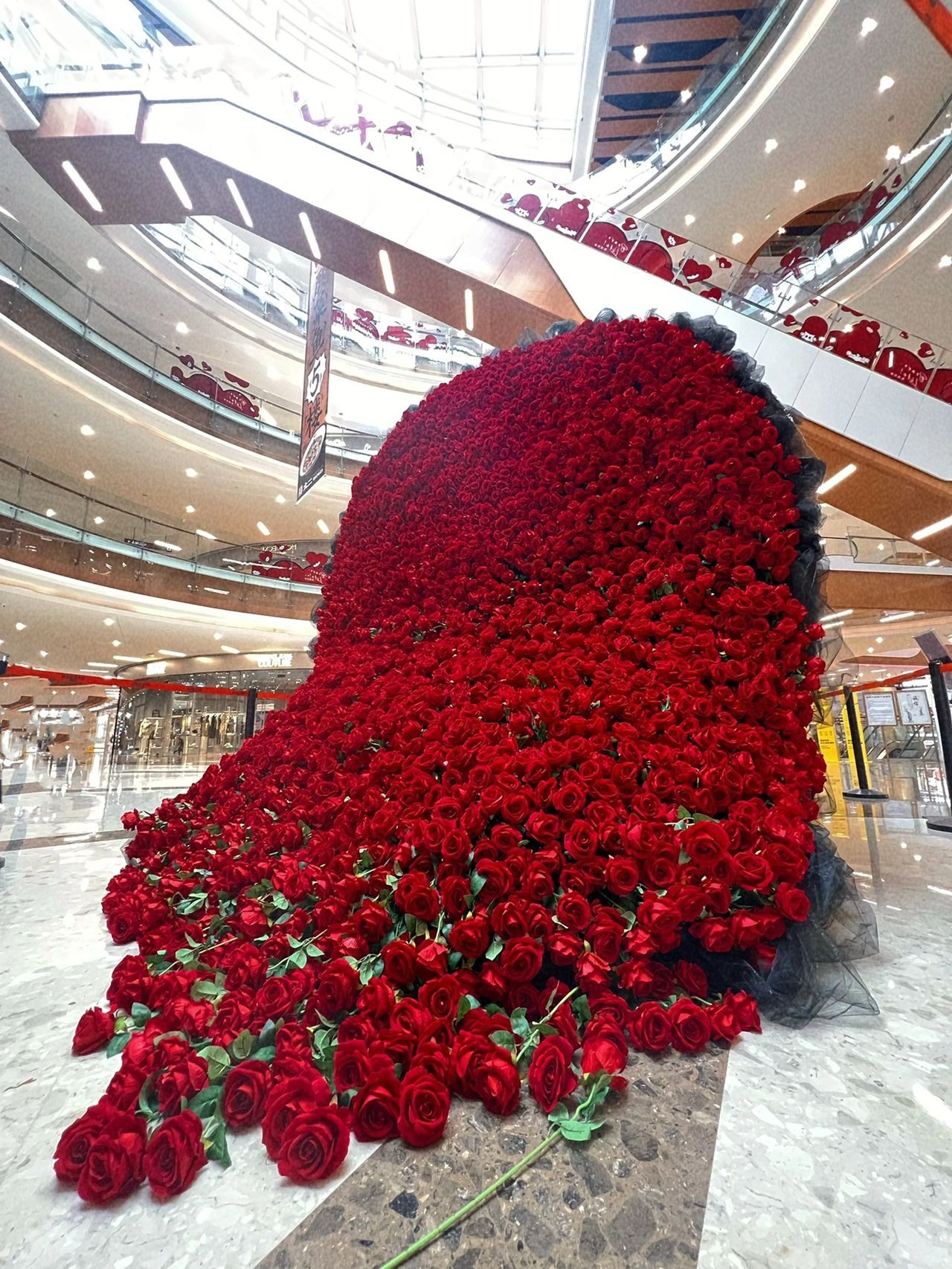 商场巨型玫瑰