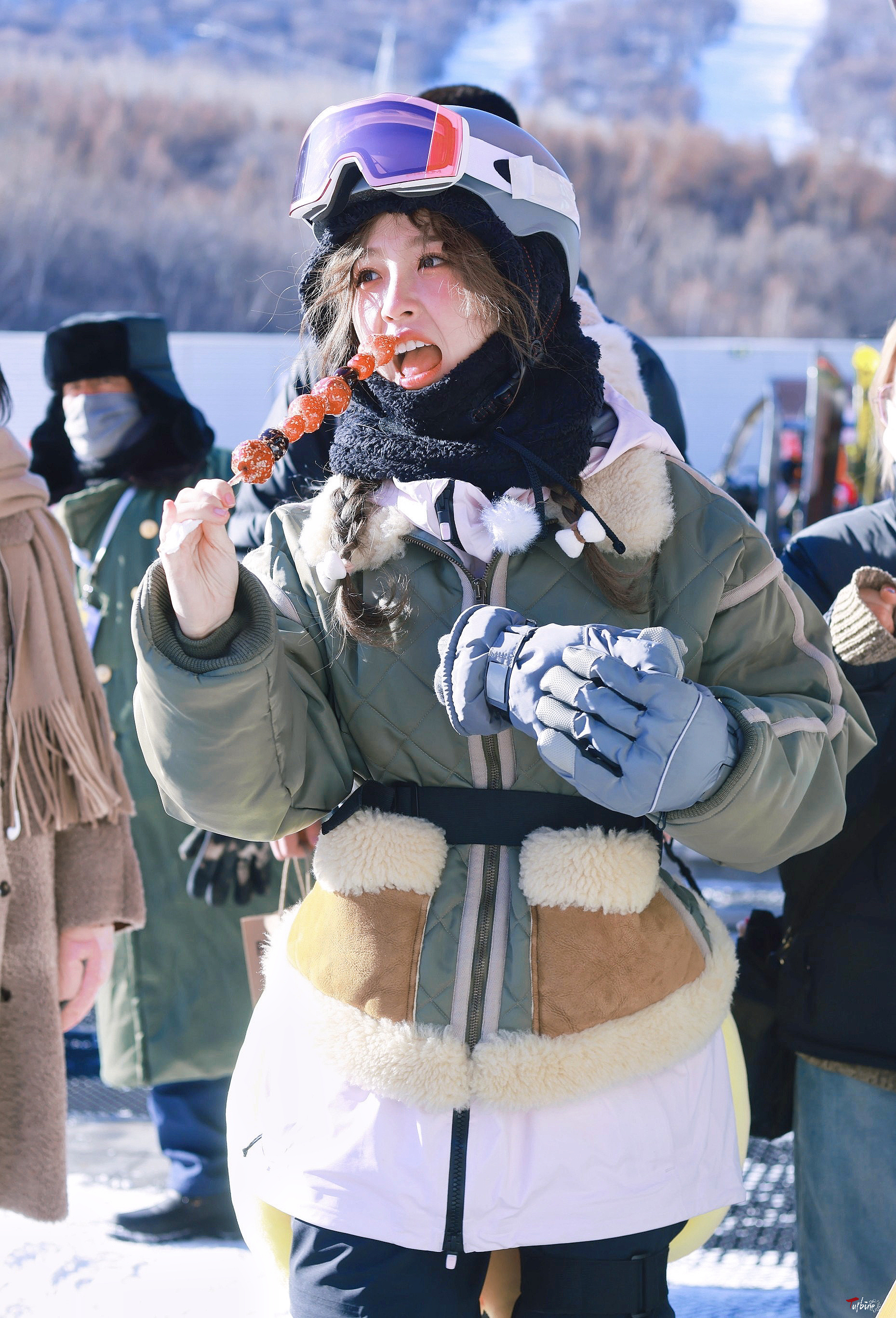 虞书欣《超有趣滑雪大会》录制饭拍 吃冰糖葫芦的小虞