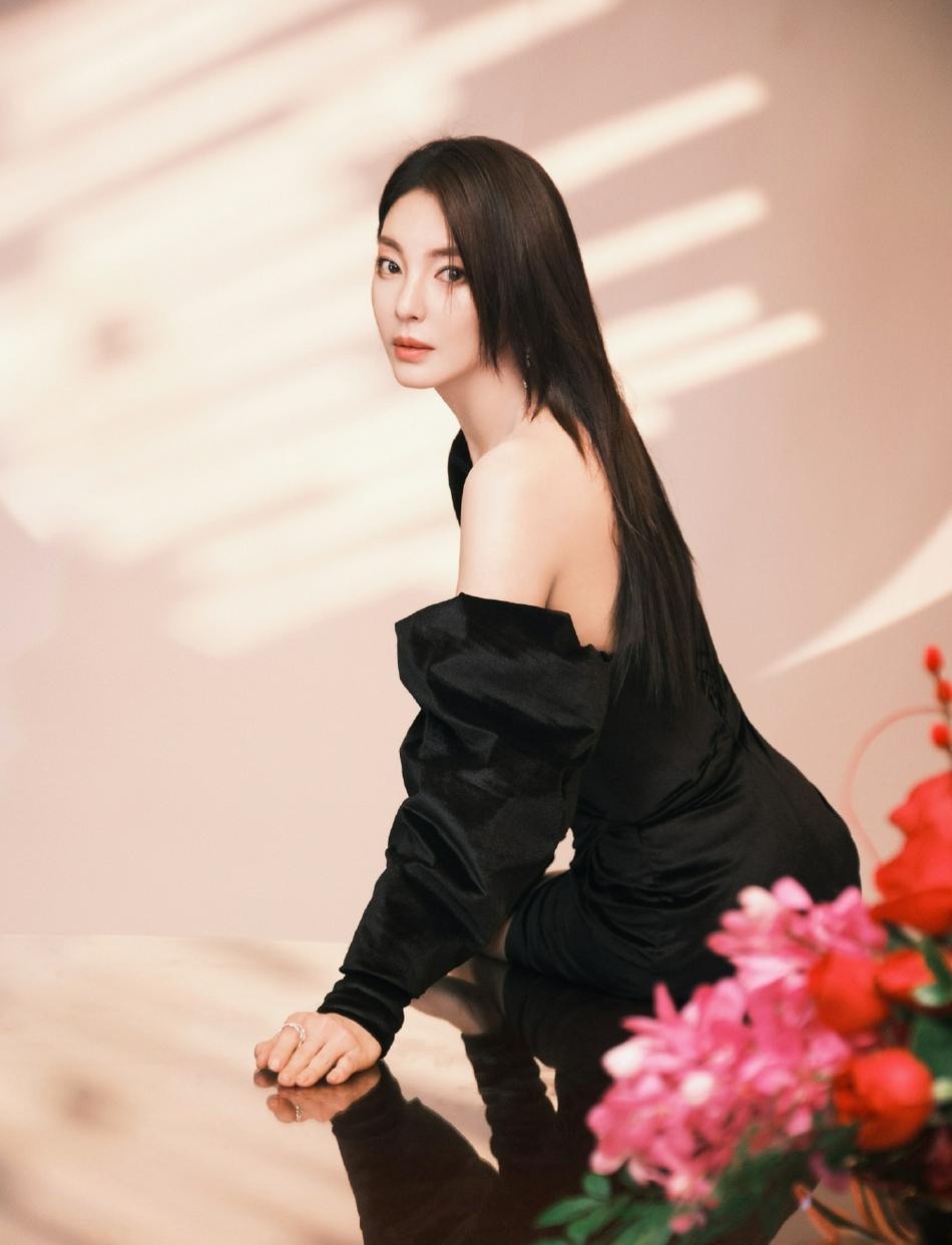 张雨绮身着黑色礼服  长发造型女人味儿十足!