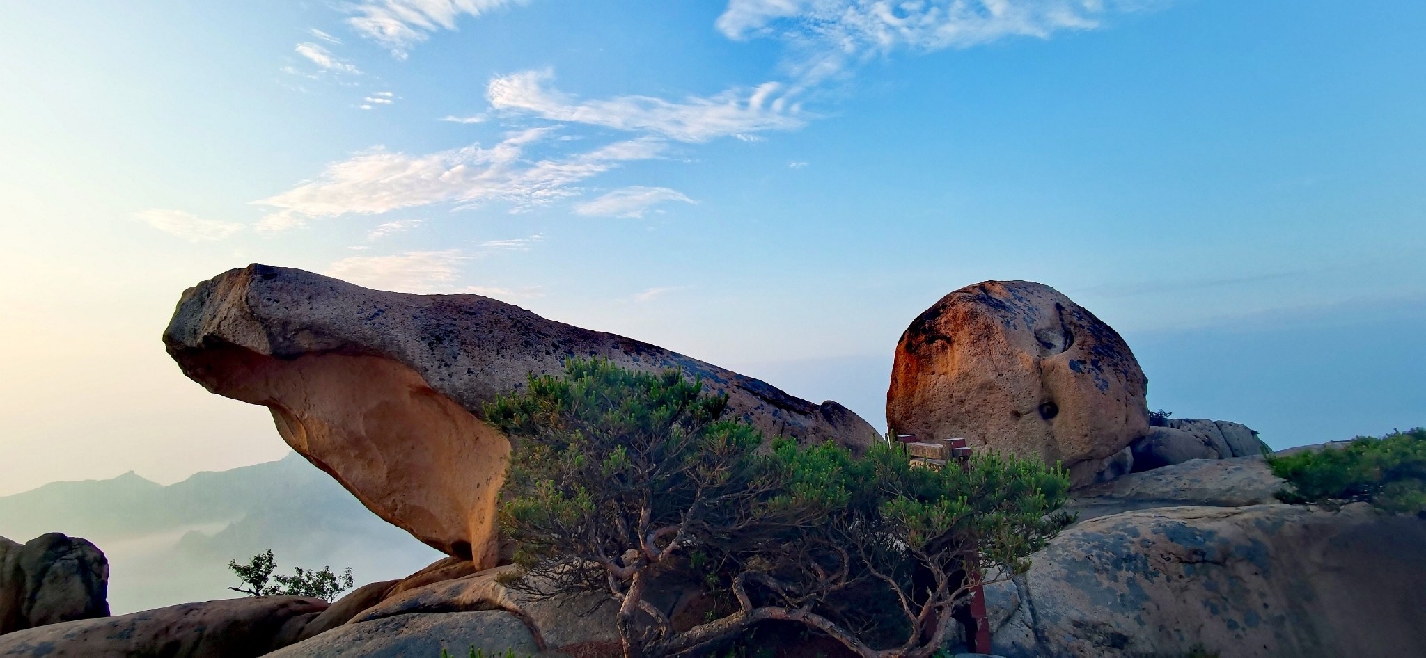 今晨山东日照九仙山又现云海奇观,仿佛穿越到了童话仙境,水墨画卷九仙