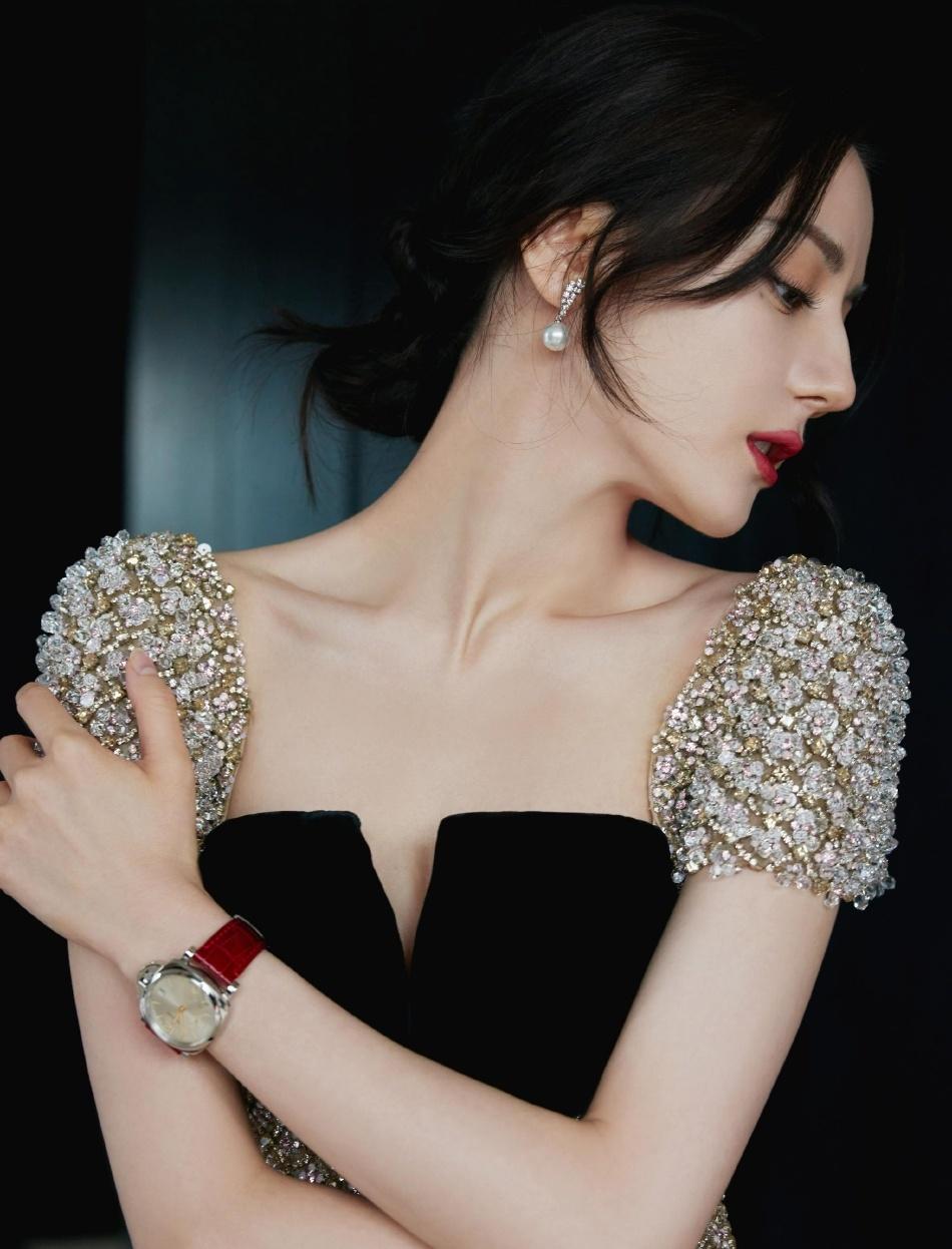 迪丽热巴身着礼服展现完美身材