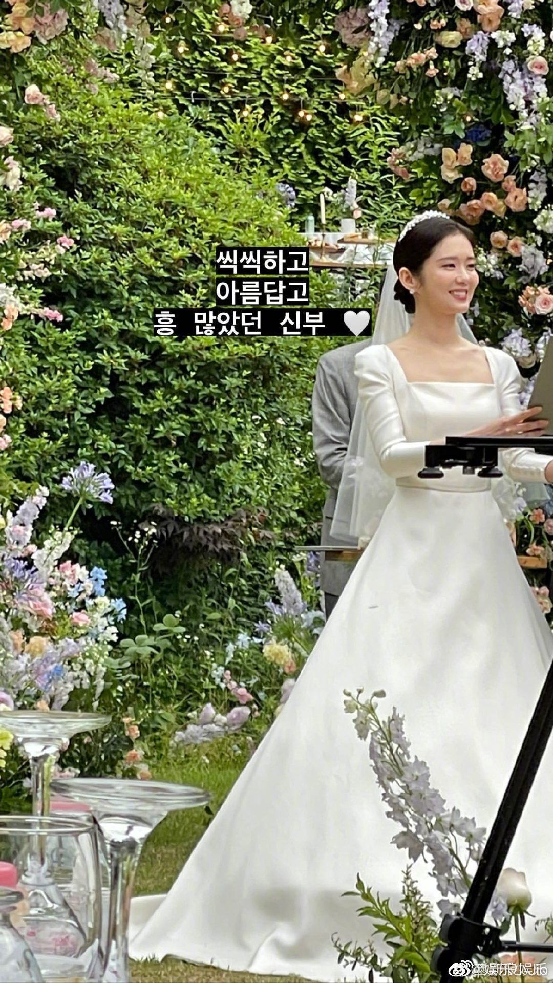 张娜拉婚礼现场图曝光:张娜拉一袭纯白丝质婚纱……__财经头条