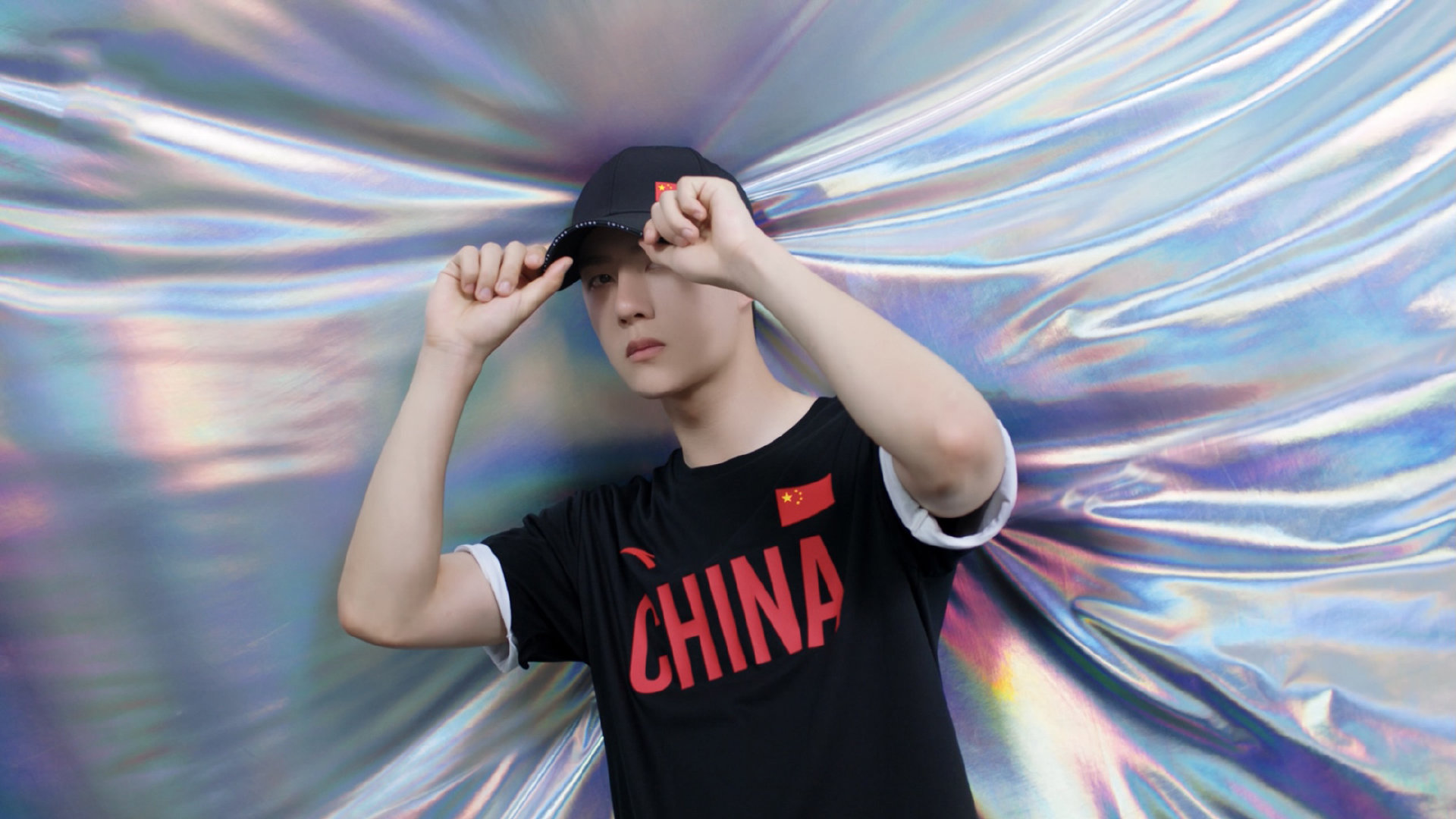 全球形象代言人王一博和我们一起追求个性表达和