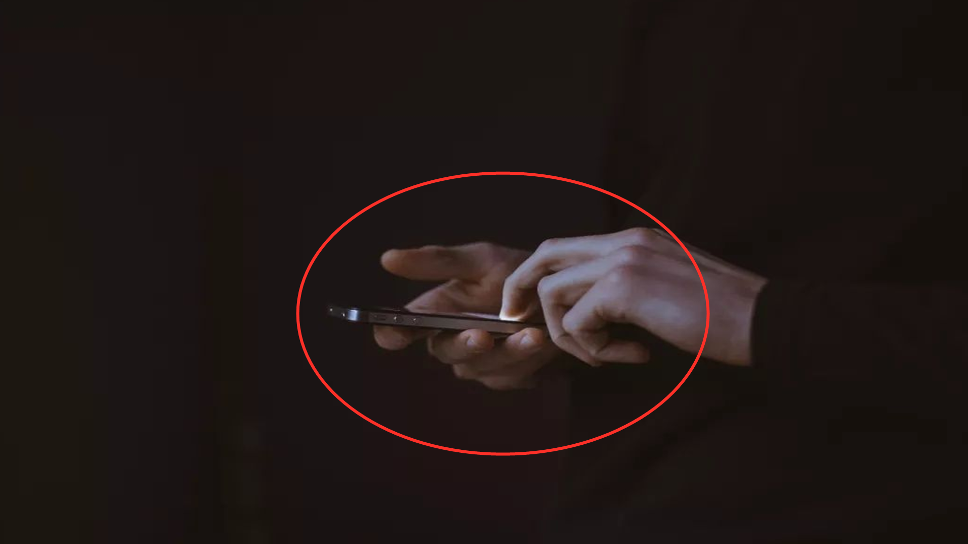 长期摸黑玩手机会发生什么？21岁女孩眼珠变白色，导致白内障休闲区蓝鸢梦想 - Www.slyday.coM