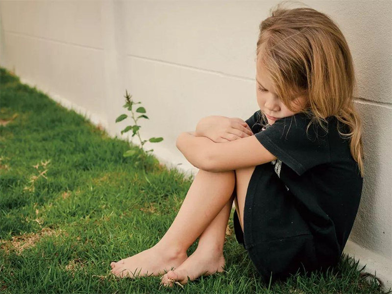 小孩每天起来坚持要自己穿衣服不让家长靠近，靠近就哭怎么办？休闲区蓝鸢梦想 - Www.slyday.coM