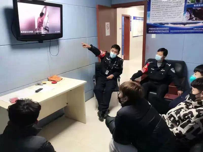 境外打工月入上万,少年买了机票就走!刚下飞机,昆明警察就拦下了休闲区蓝鸢梦想 - Www.slyday.coM 境外打工月入上万,少年买了机票就走!刚下飞机,昆明警察就拦下了休闲区蓝鸢梦想 - Www.slyday.coM