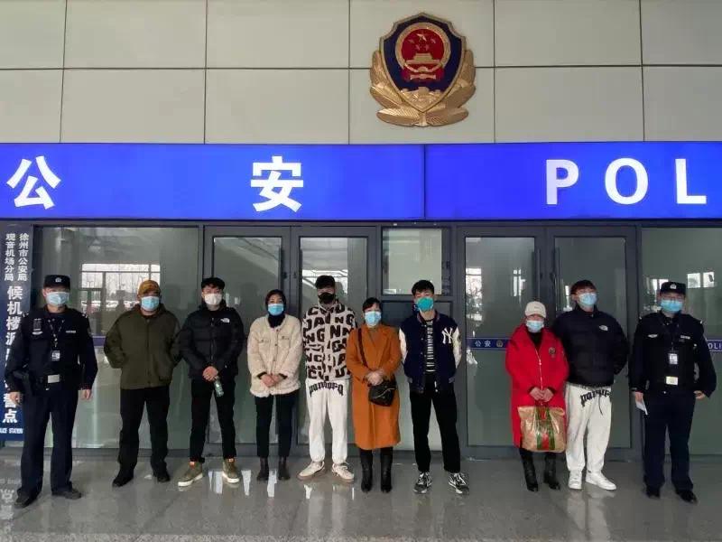 境外打工月入上万,少年买了机票就走!刚下飞机,昆明警察就拦下了休闲区蓝鸢梦想 - Www.slyday.coM 境外打工月入上万,少年买了机票就走!刚下飞机,昆明警察就拦下了休闲区蓝鸢梦想 - Www.slyday.coM