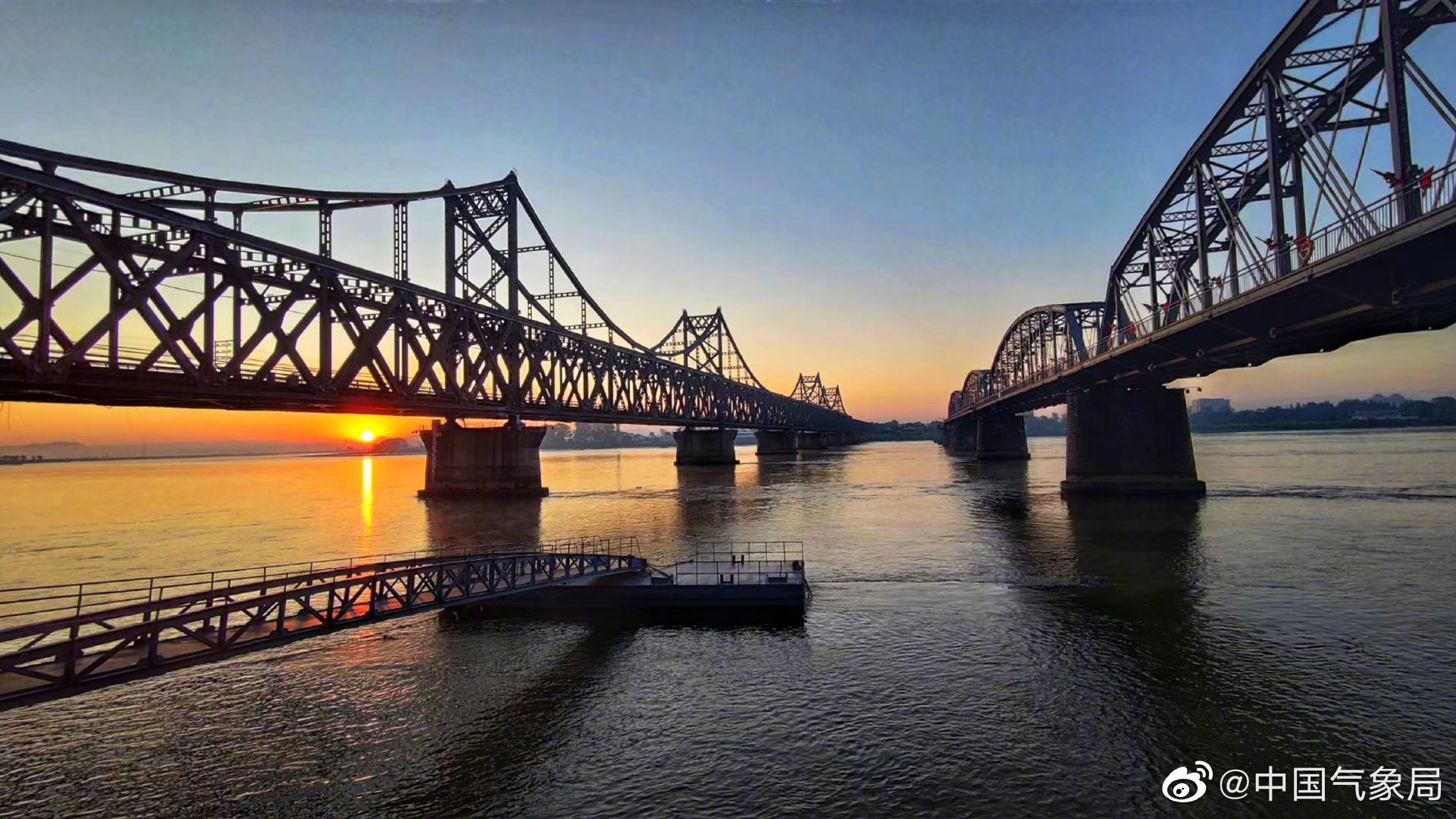 清晨,辽宁丹东鸭绿江河畔醉人的晨光美如画.(文图:董海涛 刘勇)