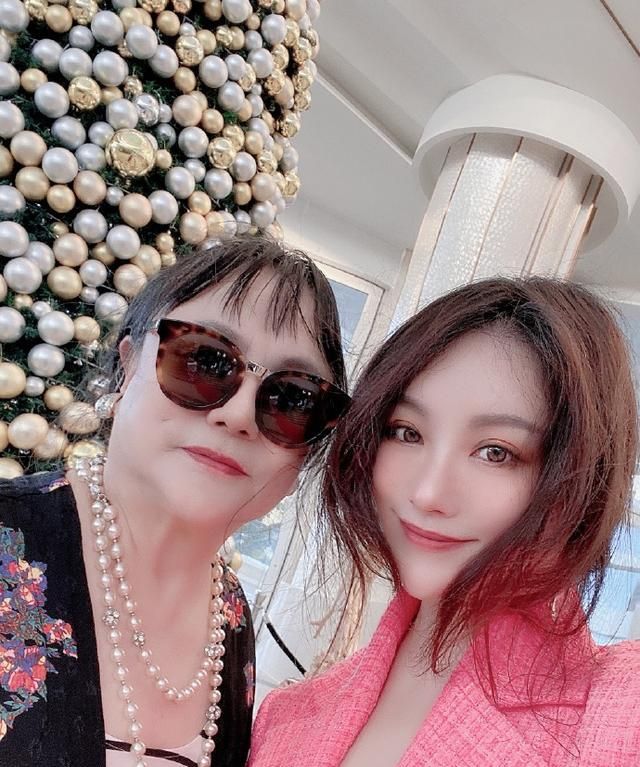 沈腾姐姐47岁仍单身颜值远超弟弟事业成就比沈腾只高不低