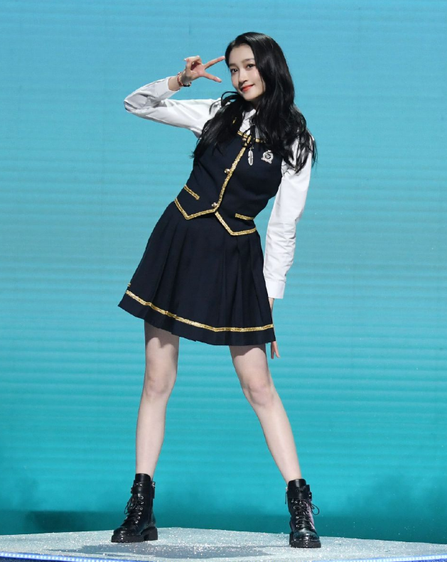 关晓彤挑战小丑女造型穿15cm热裤秀出的腿也太绝了