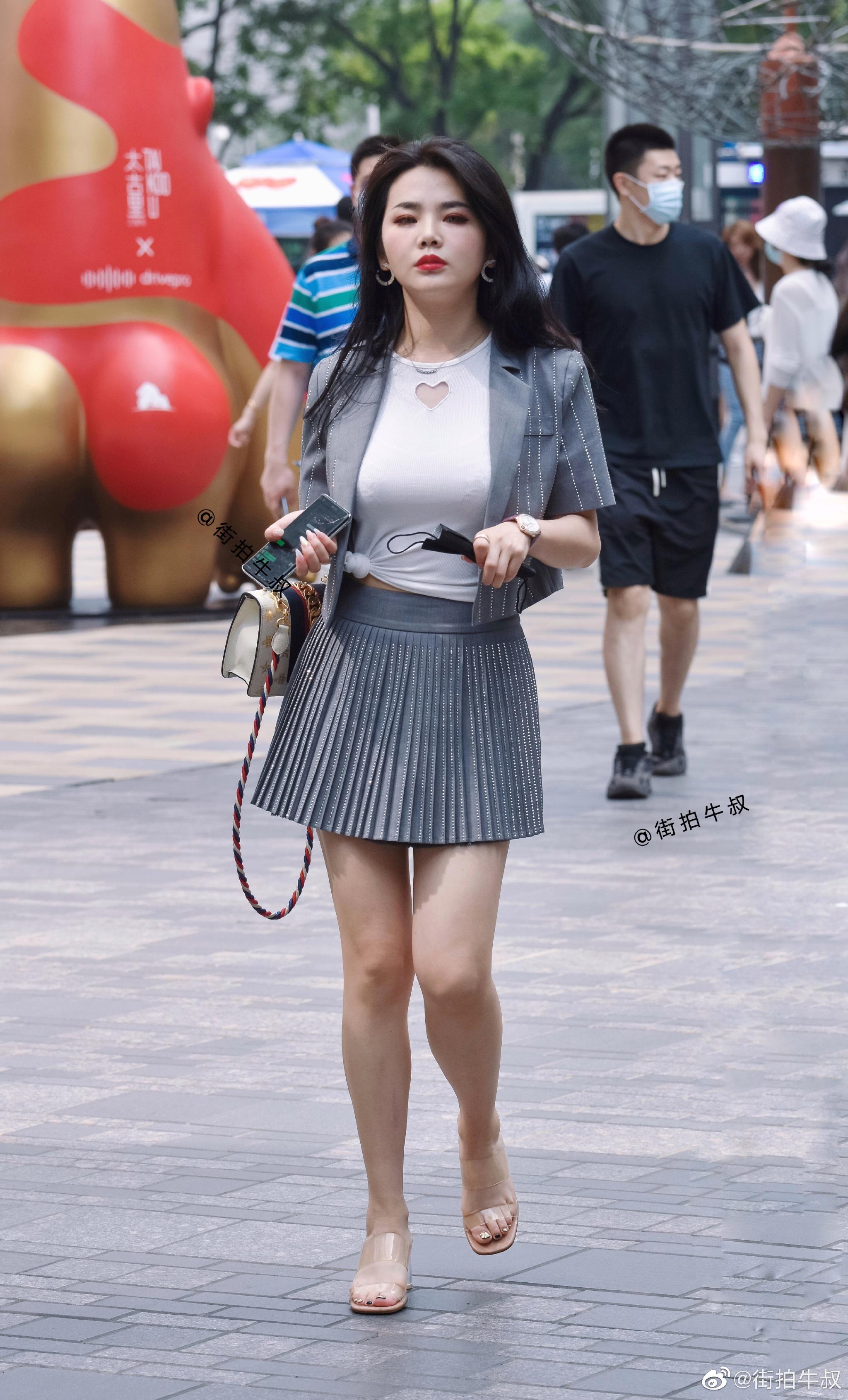 美女穿着港味十足的百褶裙套装出街