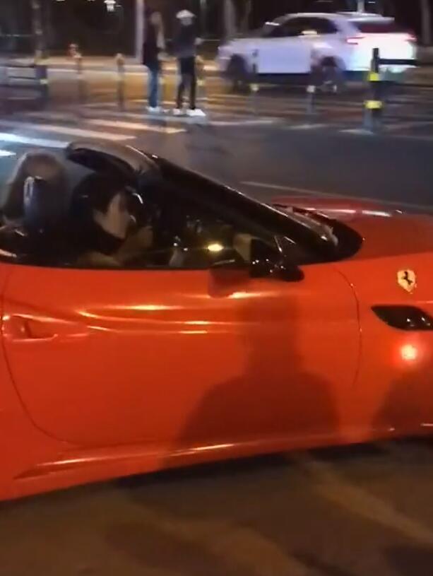 张纪中夫妇开500万法拉利敞篷跑车出门,杜星霖全程黑脸疑吵架