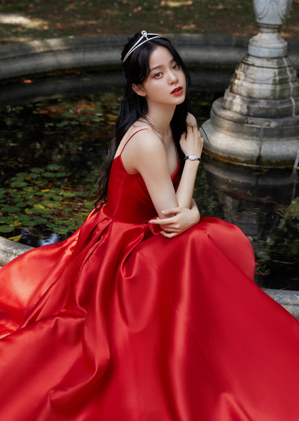 欧阳娜娜身穿吊带红裙尽显妩媚, 头戴王冠公主范十足