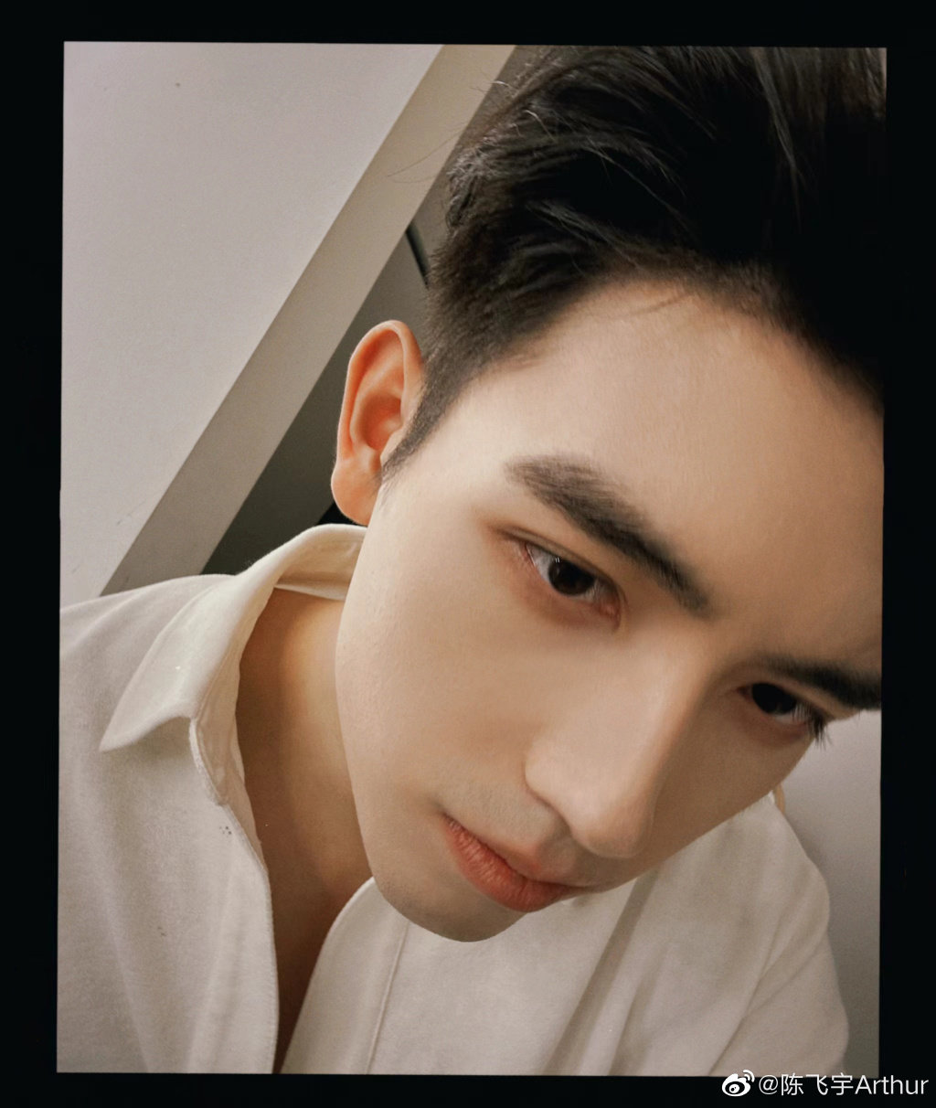 陈飞宇的最新自拍来了!背头 白衬衫(领口敞开版)谁懂啊!__财经头条