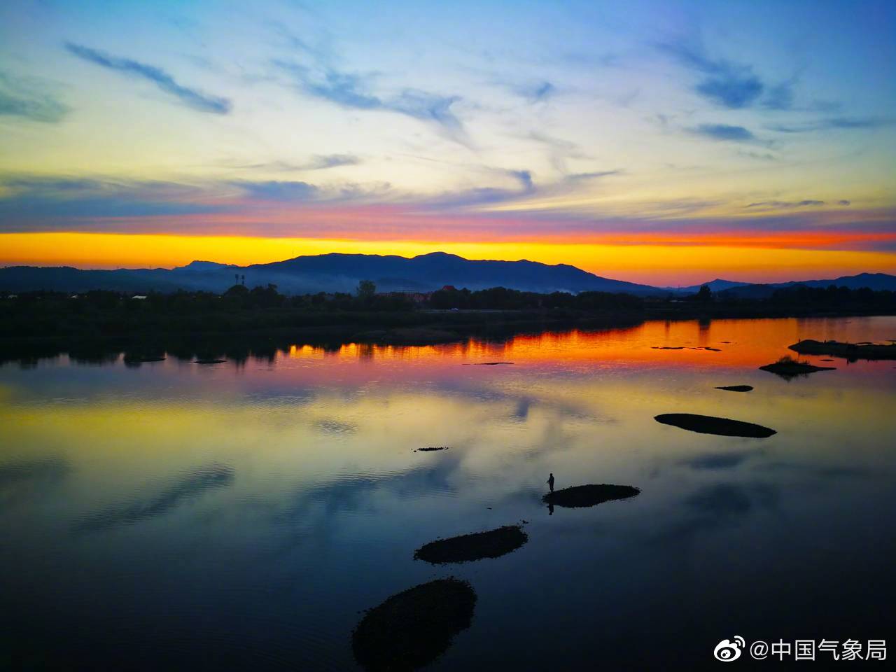 看大片啦!今日清晨,一轮红日正冉冉升起,天边云霞早以染成橘红色