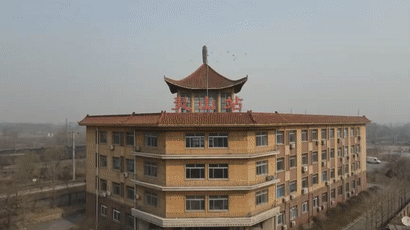 灵山站调车组的职工们虽然寒风瑟瑟降至零下10摄氏度辽宁省鞍山市的最