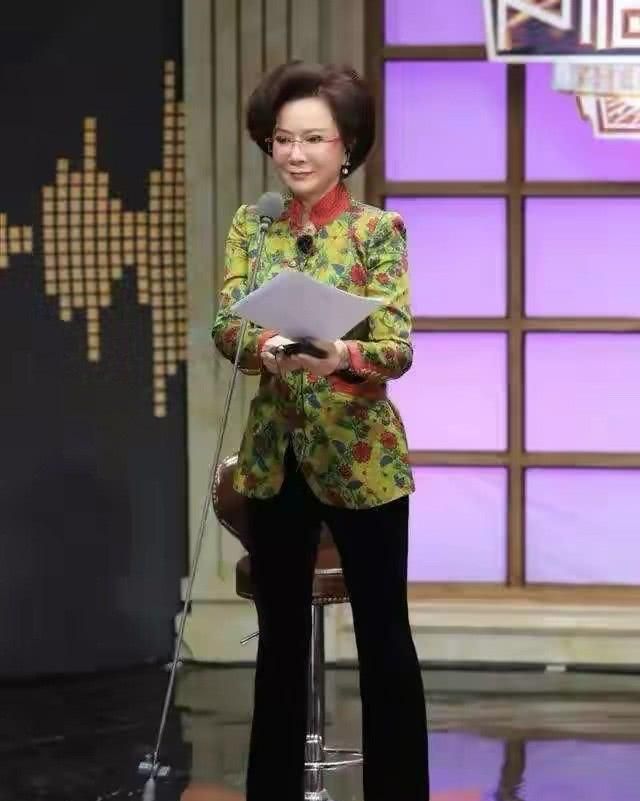 蔡明终于卸下浓妆,素颜出镜穿牛仔衬衣,自然老去的样子也很美
