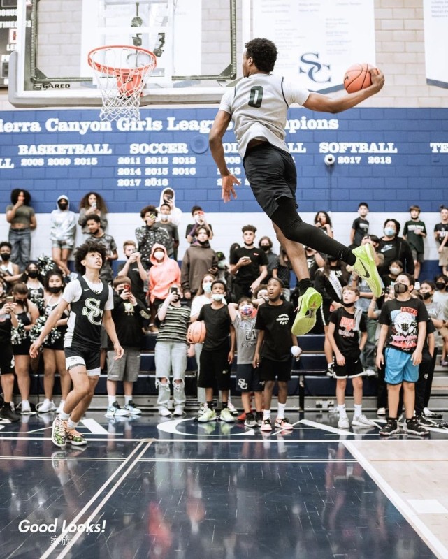 布朗尼已经成为了新一代小球迷的偶像,图为比赛期间小球迷找布朗尼