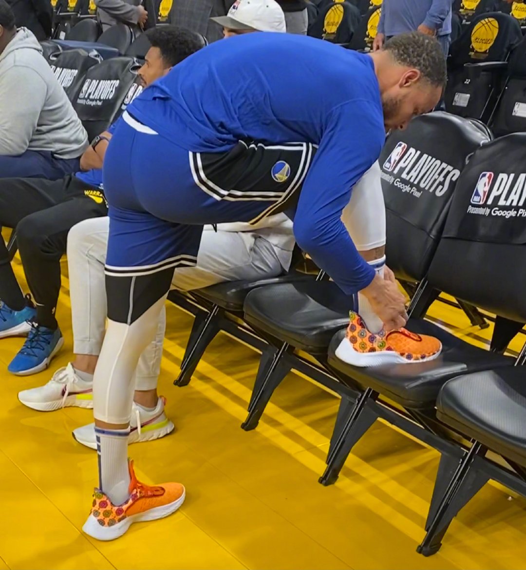 今日库里将会穿着纪念已故tnt记者克雷格-赛格的curry_高清图集_新浪