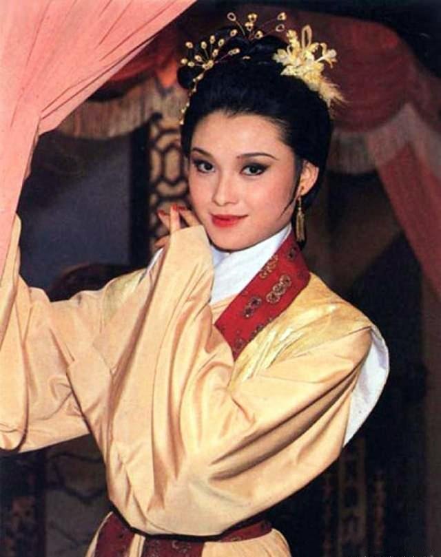 李莫愁吕有慧近照曝光65岁皮肤仍白皙紧致身材也没有发福