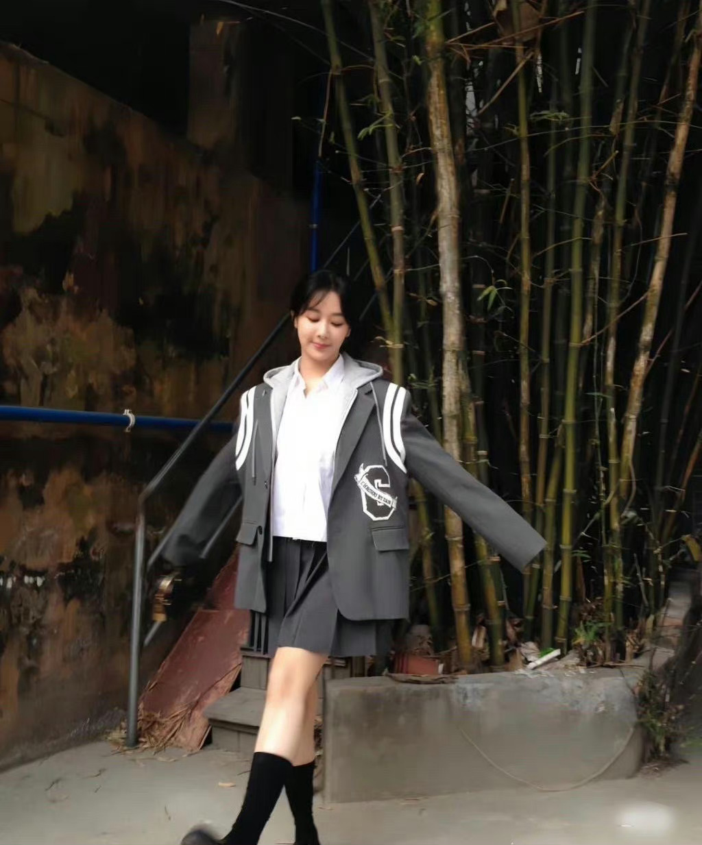杨紫ins更新晒学院风随拍,青春洋溢!_高清图集_新浪网