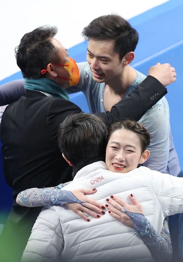 再破世界纪录！“葱桶组合”头名晋级自由滑，今晚冲金休闲区蓝鸢梦想 - Www.slyday.coM