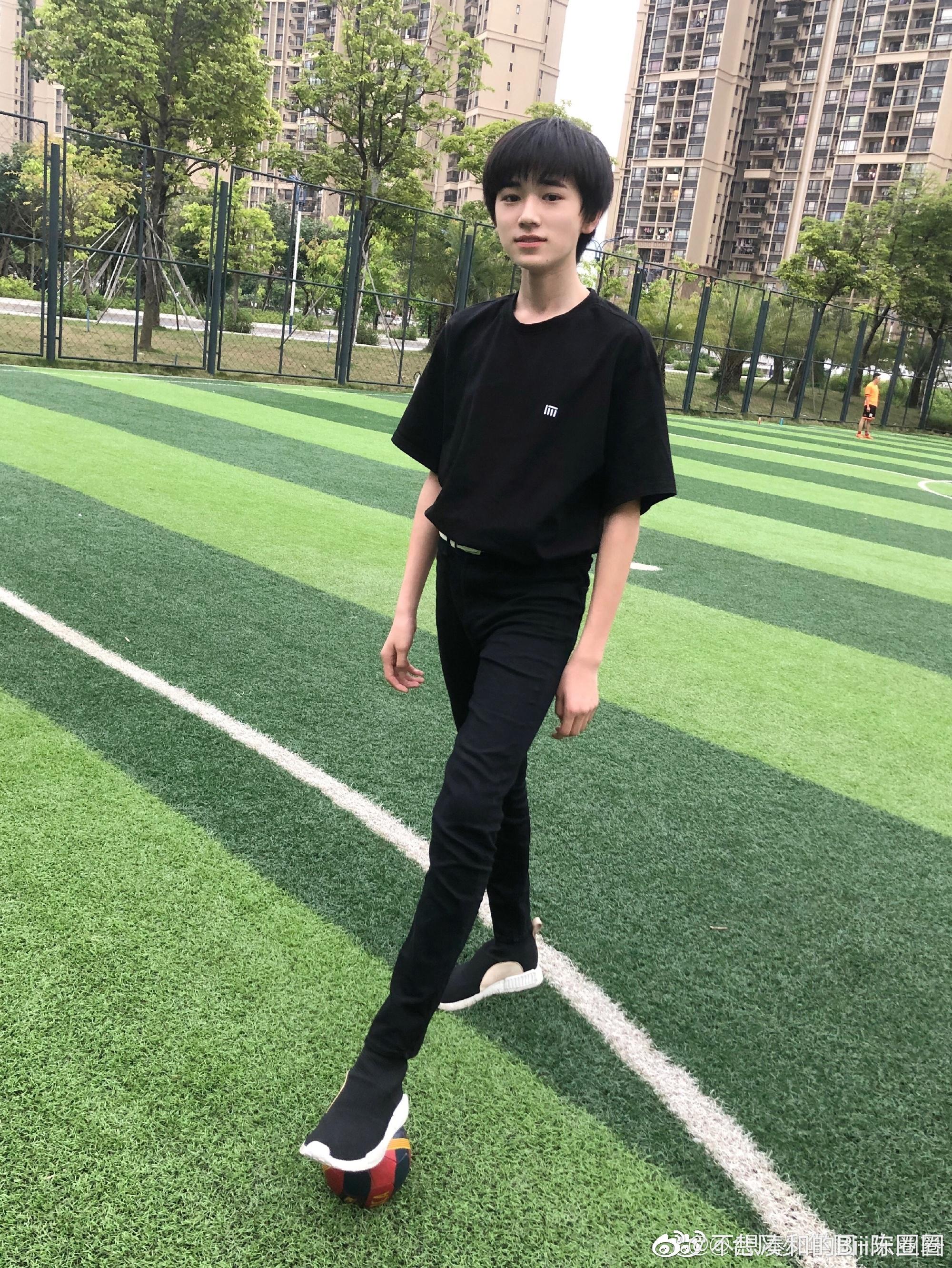 那要问问巴蜀中学高一的宋亚轩同学了在大家眼皮底下长大的他绝对有发