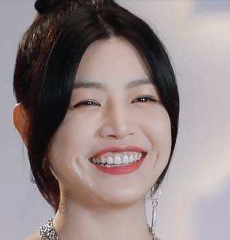 正文  另外一位新疆女明星古力娜扎也做过烤瓷牙,牙齿又白又大,但是都