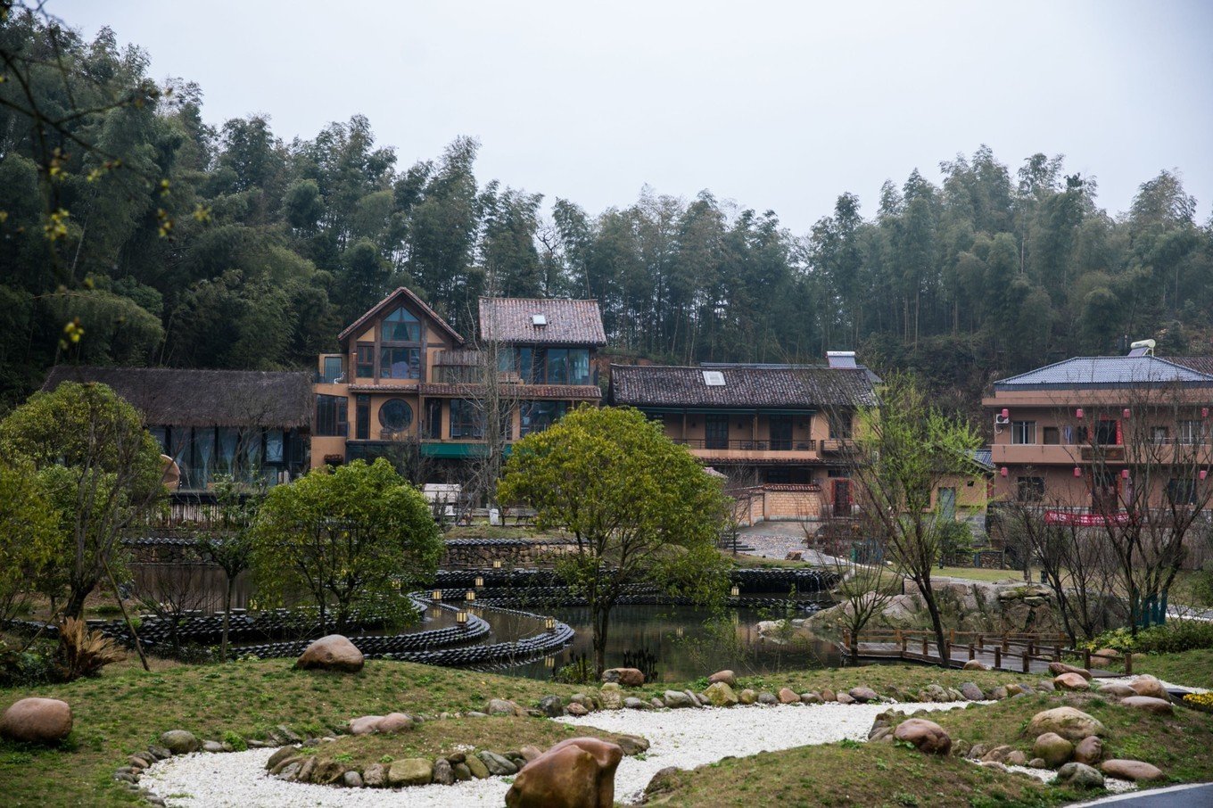 在依山靠水的村落里,有间精致的民宿——"雨田水巷"