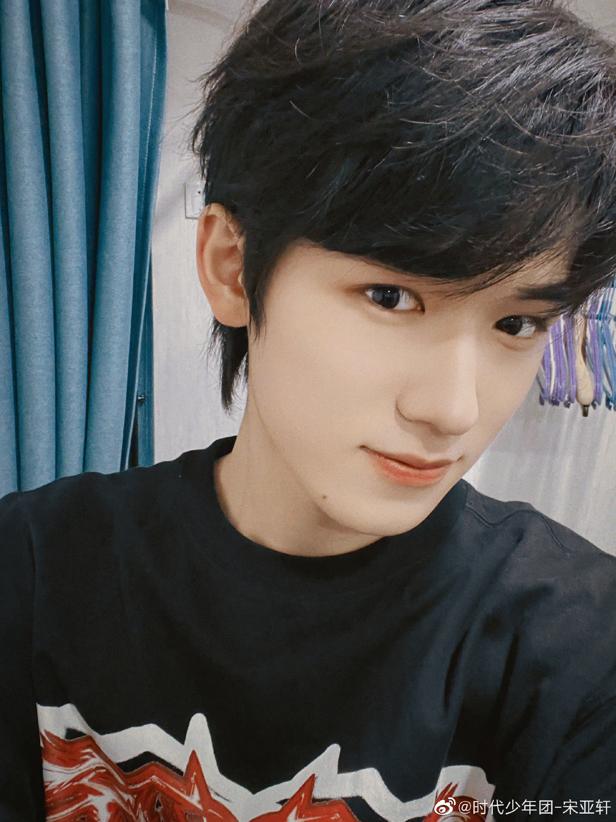 宋亚轩:说个晚安就跑08 晒最新自拍照,怼脸自拍也太帅了吧!