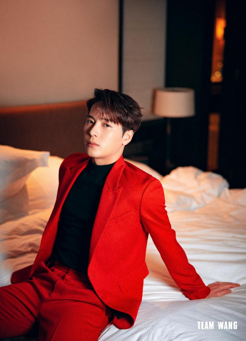 王嘉尔身着红色西装高级又优雅