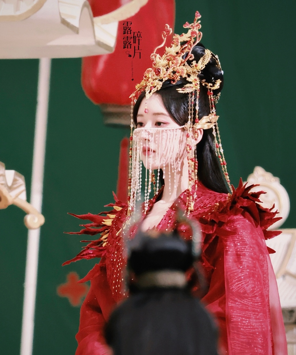 赵露思红衣面帘造型,真的好美的赵露思,女神范十足_高清图集_新浪网