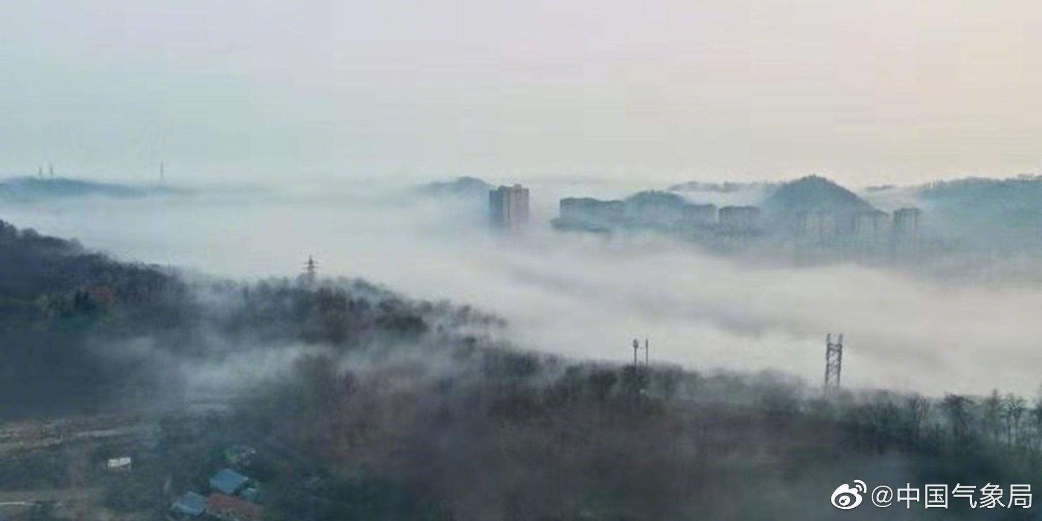 晨初,辽宁丹东大雾弥漫,萦绕城市楼宇之间,宛如仙境