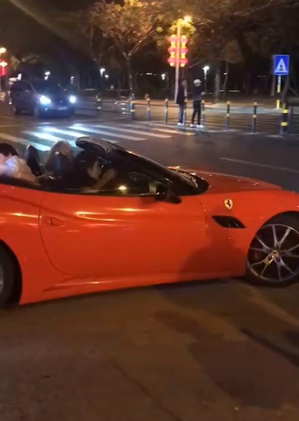 张纪中夫妇开500万法拉利敞篷跑车出门,杜星霖全程黑脸疑吵架