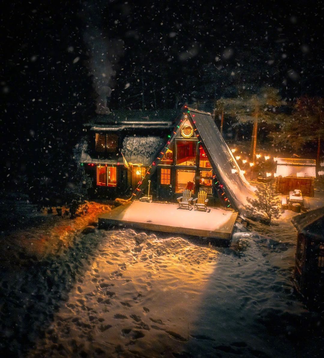 冬日,林中温暖小屋