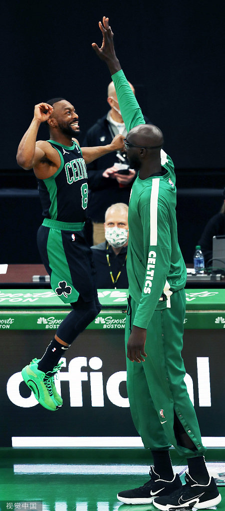 法尔身高2米26,此前在凯尔特人效力两年,场均2.7分2.