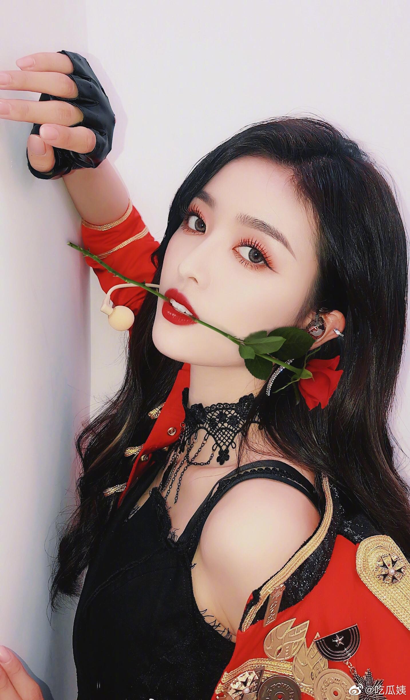 吴宣仪这套红衣可以半永久吗 好适合 妩媚又张扬的明艳漂亮