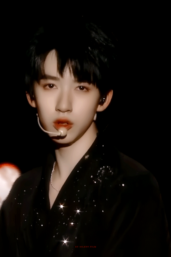 在舞台上闪闪发光的贺峻霖镜头感十足