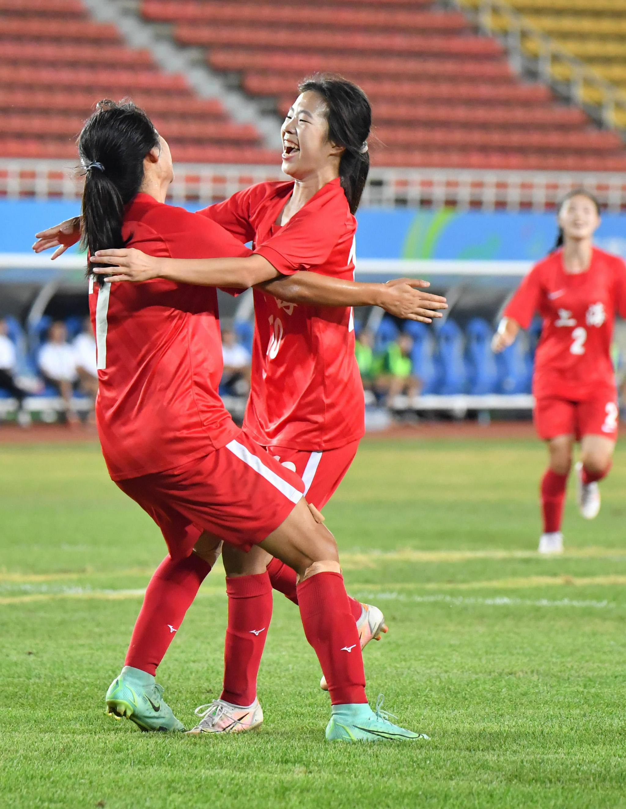 新华社照片,宝鸡(陕西),2021年9月11日9月10日,上海队球员李渟英格(前