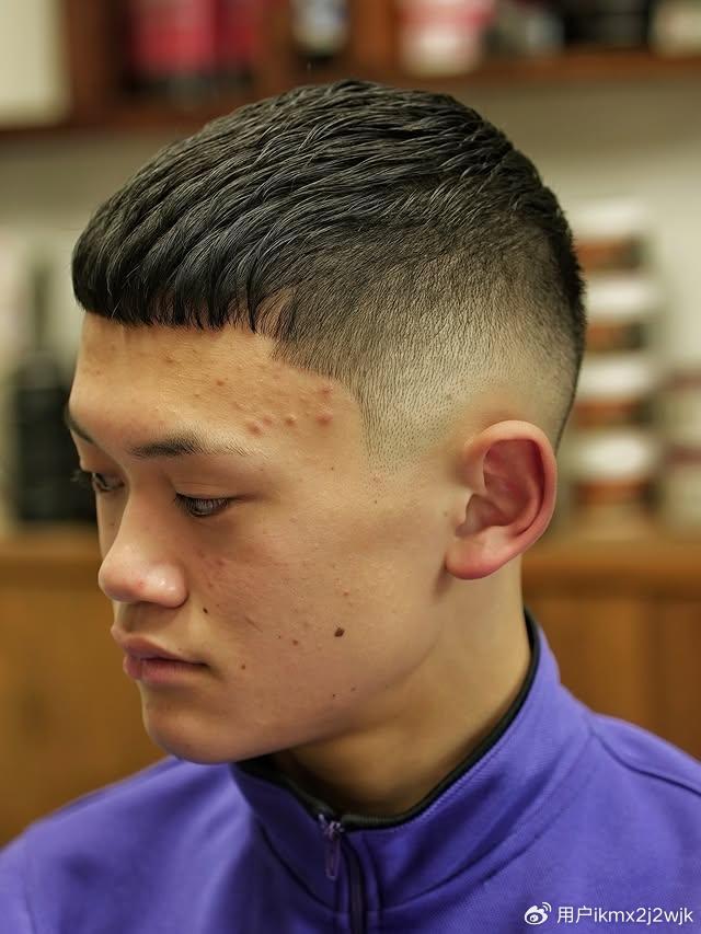2025秋冬男士发型新标杆:渐变寸头Undercut,极简风的硬核魅力|发蜡|头皮|修饰|短发|羊毛卷_新浪新闻