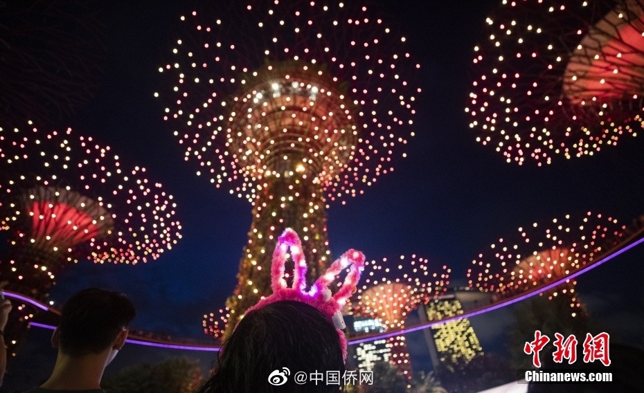 近日,世界各地举办丰富多彩的活动,庆祝中国兔年新春……