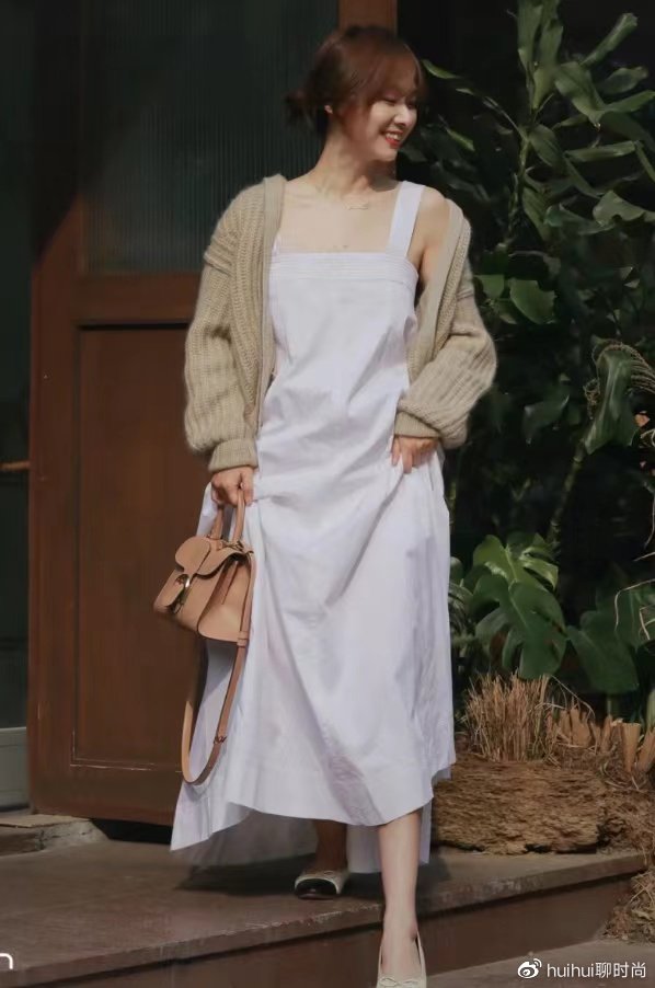 白色吊带裙配什么颜色的开衫?搭配对了才能时髦又优雅__财经头条