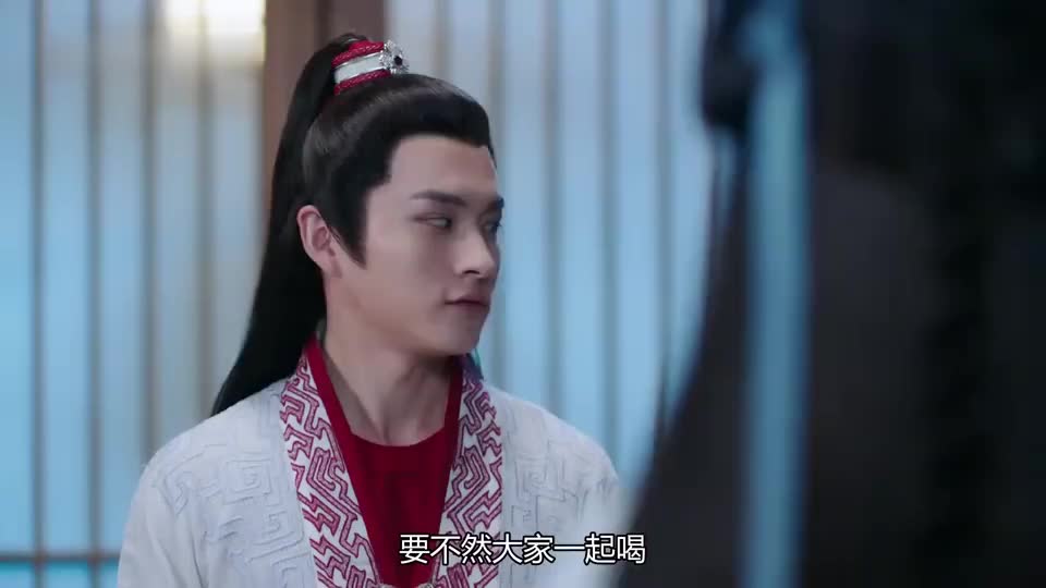 琉璃玉宁和翩翩不识眼色司凤无奈提出玩游戏赢的人有酒喝